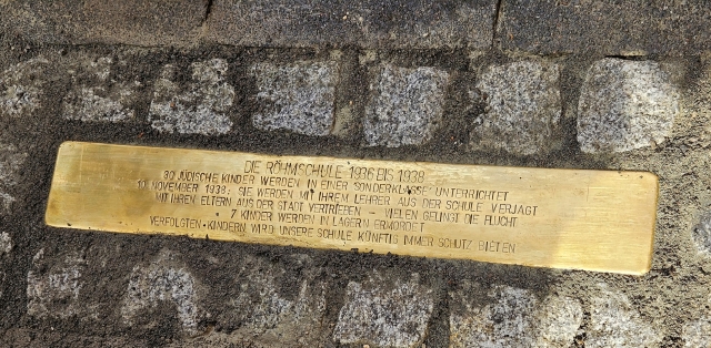 Die frisch verlegte Stolperschwelle in Nahaufnahme © Stadt Kaiserslautern