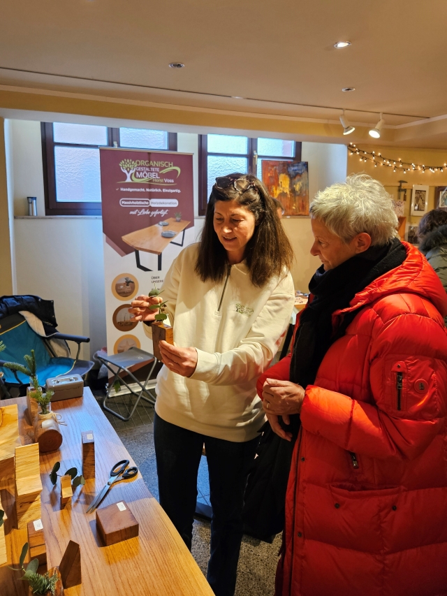 Am Stand für organisch gestaltete Möbel auf dem Kulturmarkt bekam Oberbürgermeisterin Beate Kimmel handwerklich gestaltete Innendekoration präsentiert. © Stadt Kaiserslautern