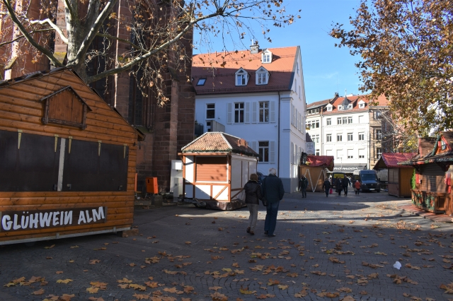 Bei schönstem Herbstwetter waren die Standbetreiber am Dienstagmittag kräftig am Aufbauen. Viele der Buden stehen schon. © Stadt Kaiserslautern