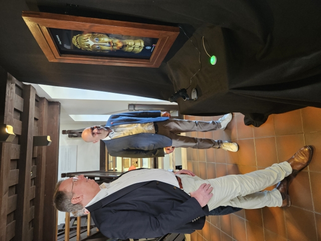 Bei der Präsentation gab sich Friedrich im Gespräch mit ihrem Schöpfer Christoph Dammann sehr redselig. Im Hintergrund Bürgermeister Manfred Schulz.  © Stadt Kaiserslautern