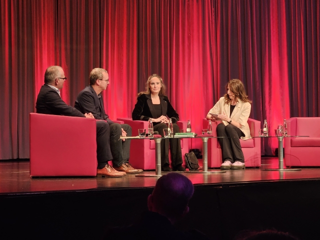 Auf dem Podium diskutierte Moderatorin Sofia Kats (rechts) mit Tim Müller, Bernd Klesmann und Tanja Kinkel.  © Stadt Kaiserslautern