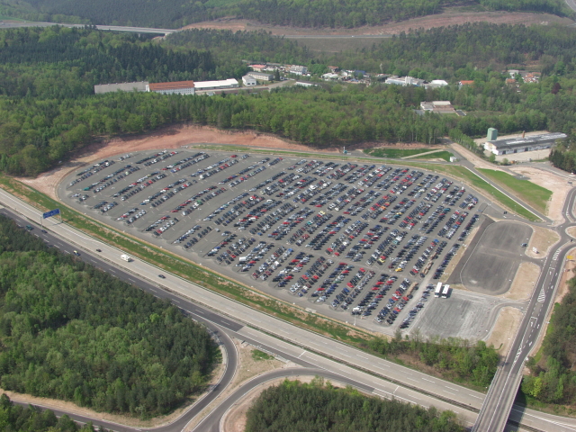 Der P+R-Parkplatz Schweinsdell wurde anlässlich der WM 2006 gebaut, hier ein Luftbild vom 12. Mai 2006. Auf Teilen der inzwischen wenig genutzten Fläche soll nun eine Photovoltaikanlage entstehen. © Stadt Kaiserslautern