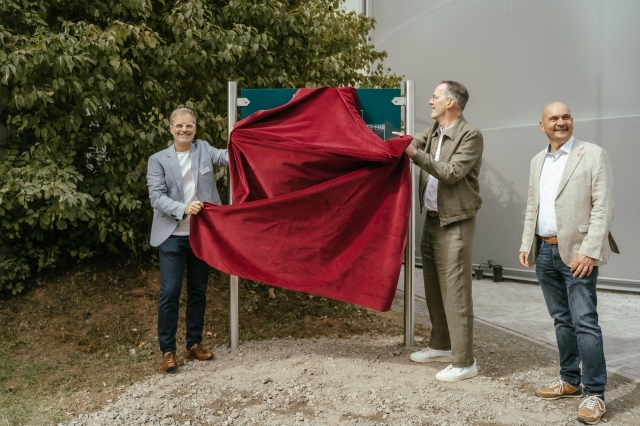 V.l. Vorstand Jörg Zimmermann und Wirtschaftsminister Michael Ebling enthüllen die Tafel vor dem neuen Gasspeicher. Mit dabei war Bürgermeister Manfred Schulz. © Stadtentwässerung Kaiserslautern AöR