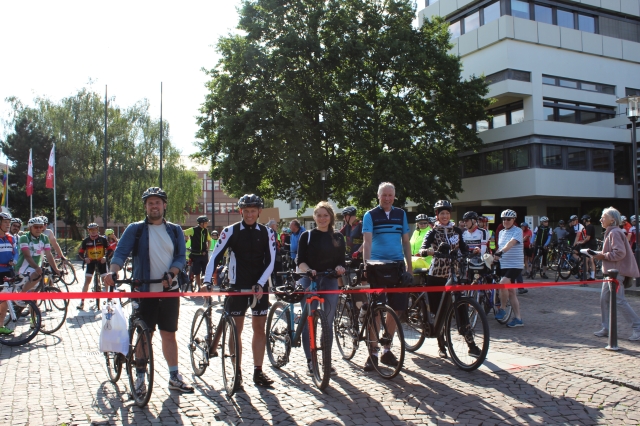 Gemeinsam wurde die Aktion Stadtradeln auf dem Rathausvorplatz eingeläutet  © Stadt Kaiserslautern