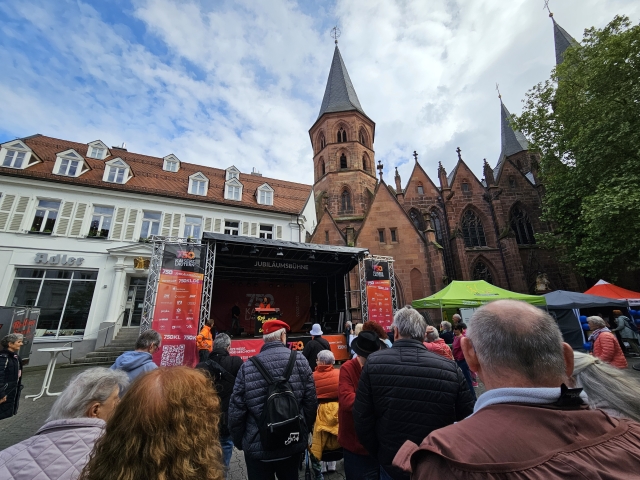 Anja Pfeiffer eröffnete das Programm auf der Jubiläumsbühne © Stadt Kaiserslautern