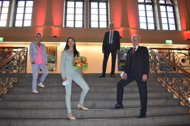 Auf dem Bild ist der neu gebildete Stadtvorstand nach der Sondersitzung des Stadtrates in der Fruchthalle zu sehen. © Stadt Kaiserslautern