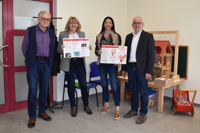 Beigeordnete Anja Pfeiffer (zweite von rechts) und Gertrud Stahl präsentieren den neuen Flyer. Links Gertrud Stahls Stellvertreter Hans-Dieter Keim, rechts der Leiter des Referats Jugend und Sport, Ludwig Steiner. © Stadt Kaiserslautern