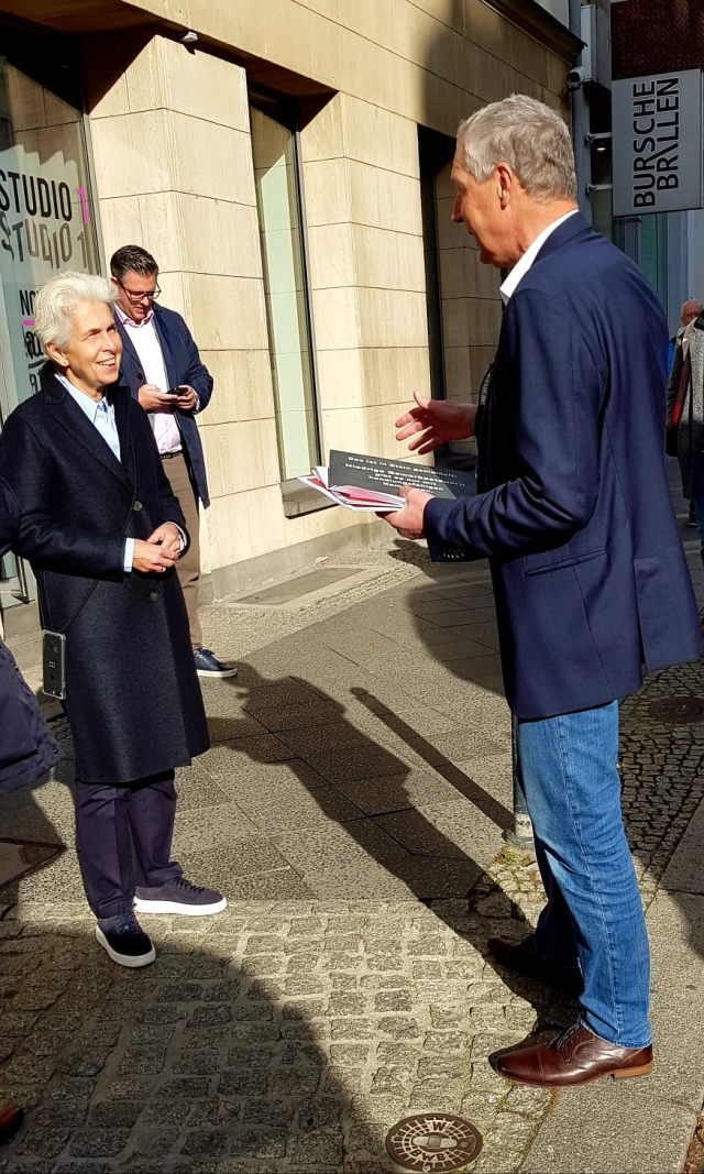 Peter Kiefer überreichte einen der fünf Steine, den für die FDP. Das Bild zeigt das Treffen mit der Kommunalpolitischen Sprecherin der FDP, Marie-Agnes Strack-Zimmermann. © privat