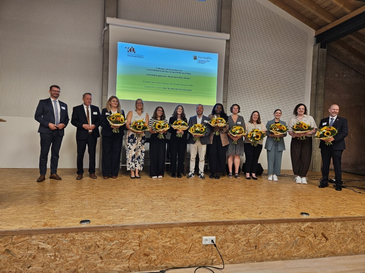Innenminister Achim Schwickert (2.v.l.) und Staatssekretär Dirk Herber (1.v.l.) gratulieren dem ZAB-Team um Referatsleiter Andreas Adelmann (1.v.r.) zum 5-jährigen Bestehen. © Stadt Kaiserslautern