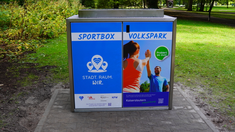 Die Sportbox ist mit einem Solarpanel ausgestattet, das für den nötigen Strom sorgt. © herzlich digital