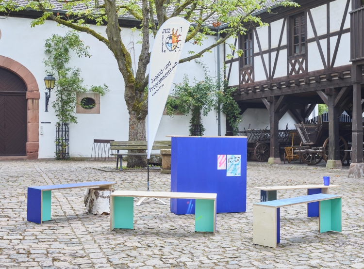 Die fertiggestellten Bänke samt Bar. © Thomas Brenner