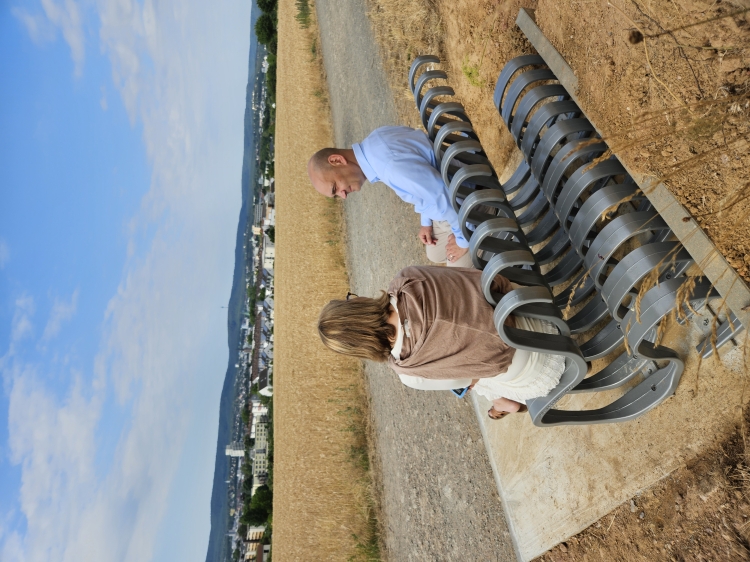 © Stadt Kaiserslautern Bürgermeister Manfred Schulz im Gespräch mit SK-Werkleiterin Andrea Buchloh-Adler auf der neuen Panoramabank. © Stadt Kaiserslautern