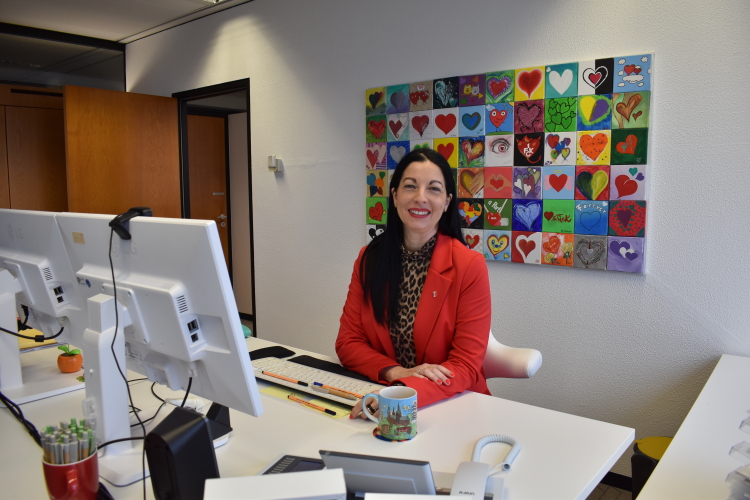 Anja Pfeiffer an ihrem Schreibtisch im 12. OG des Rathauses © Stadt Kaiserslautern