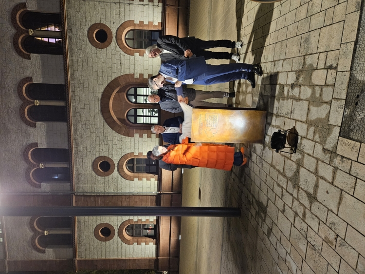 OB Kimmel und Landtagspräsident Hering bei der Enthüllung des Pults am Schillerplatz. Dahinter mehrere Landtagsabgeordnete. © Stadt Kaiserslautern