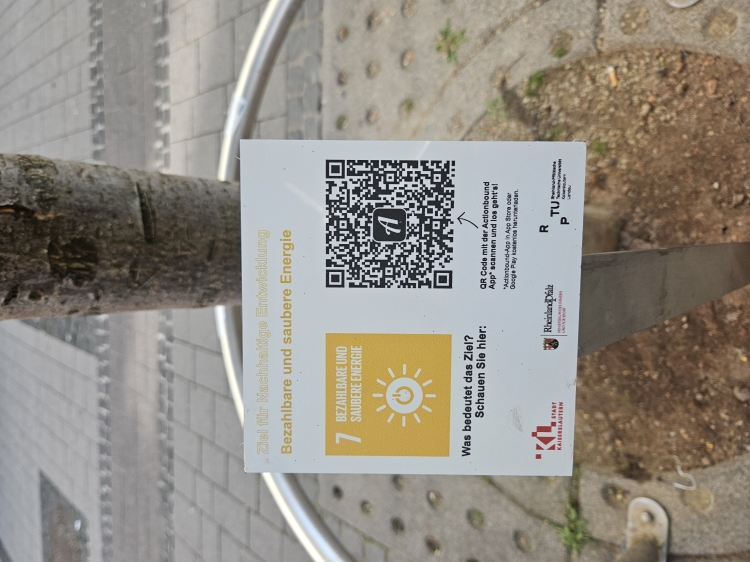 An jeder Station des Nachhaltigkeitspfads befindet sich eine Tafel mit einem QR-Code, der zur Erklärung der Ziele führt. © Stadt Kaiserslautern