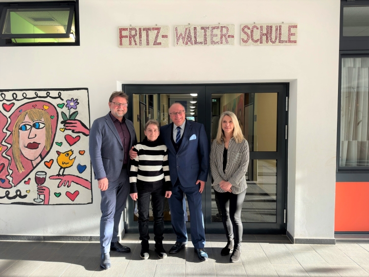 Wolfgang Ernst (Referatsleiter Schulen), Cornelia Nußhag, Andreas Franz (Schulleiter) und Marion Ullrich (Vertreterin des Personalrats) bei der Abschiedfeier in der Fritz-Walter-Schule zu sehen. © Stadt Kaiserslautern