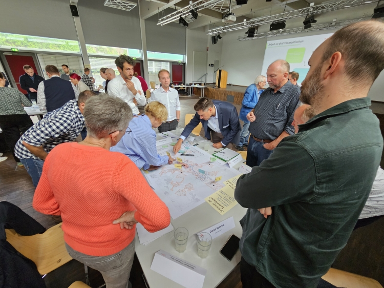 An drei Arbeitstischen ging es um die Planung verschiedener Aspekte der Wärmeversorgung. © Stadt Kaiserslautern