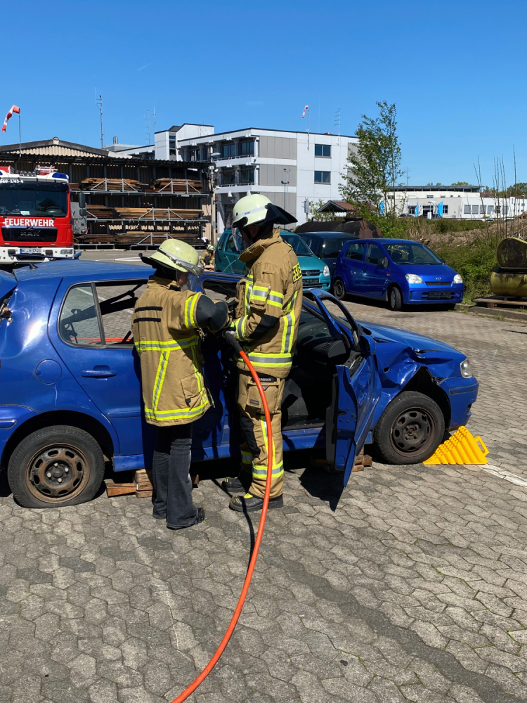 Mit hydraulischen Geräten wurde die technische Rettung aus einem verunfallten Auto geübt. © Feuerwehr Kaiserslautern