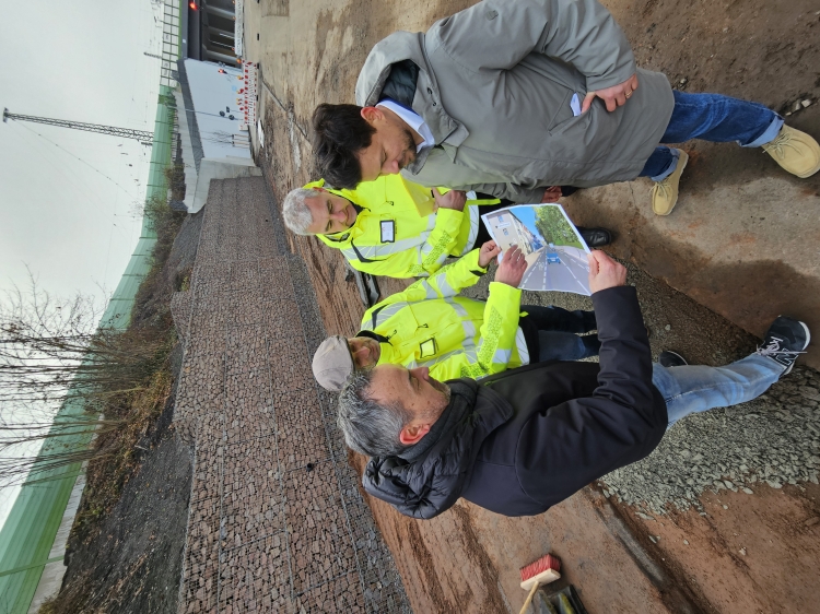 Beim Ortstermin gestern vor der frisch fertiggestellten Gabionenwand: Baudezernent Manuel Steinbrenner (rechts) beratschlagt mit Alexander Mock, Christoph Schenk und Referatsleiter Sebastian Staab vom Tiefbaureferat. © Stadt Kaiserslautern