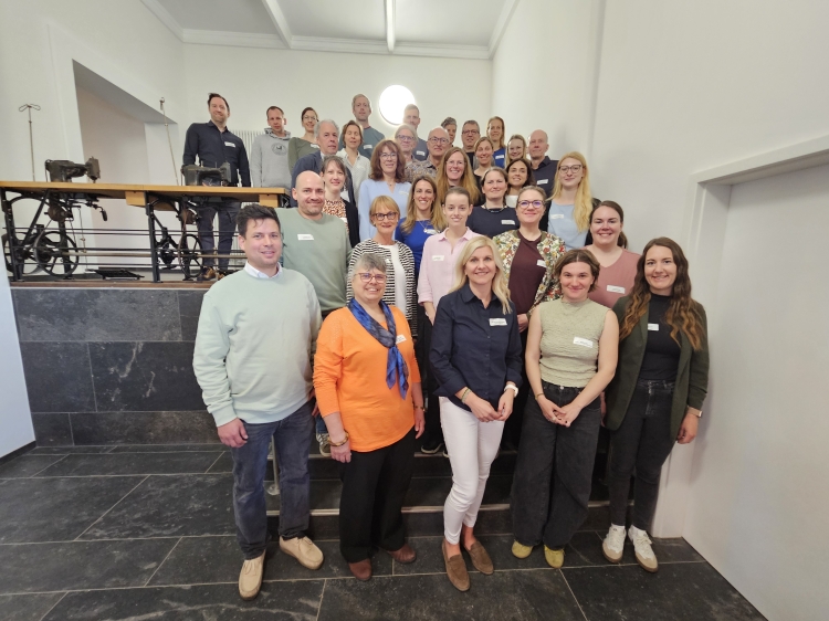 Die Teilnehmer der Konferenz im Eingang des Alten Verwaltungsgebäudes mit Umweltdezernent Steinbrenner (links vorne). © Stadt Kaiserslautern 	