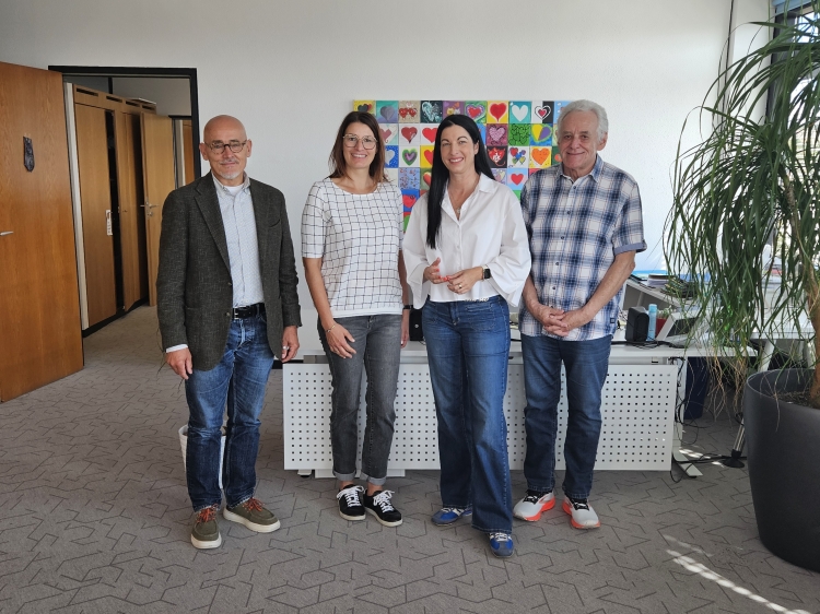 V.l.: Ludwig Steiner, Leiter des Referats Jugend und Sport, Stefanie Kraft vom SBBD, Beigeordnete Anja Pfeiffer und Hans Dieter Keim, Sprecher des Arbeitskreises Hilfe für Familien (in Notlagen) sind für jede Unterstützung des Nothilfefonds dankbar. © Stadt Kaiserslautern