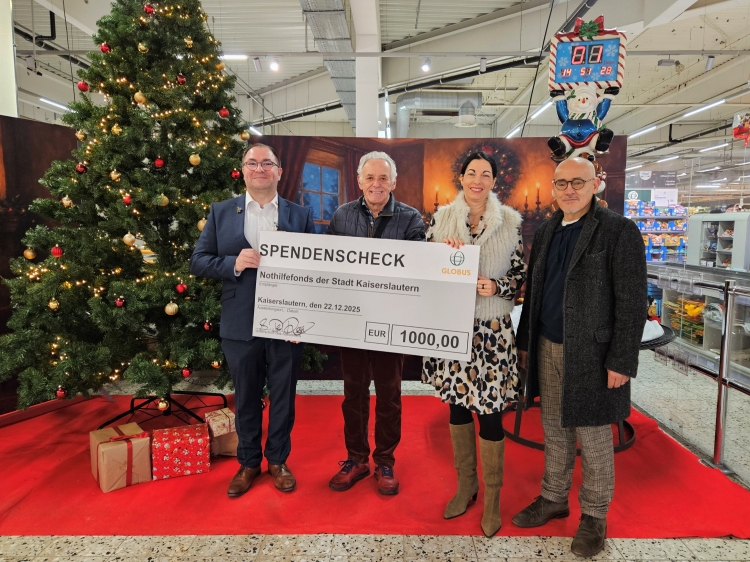 V.l.: Globus-Geschäftsführer Sascha De Rosa, Hans-Dieter vom Arbeitskreis Nothilfefonds, Beigeordnete Anja Pfeiffer und Jugendreferatsleiter Ludwig Steiner bei der Spendenübergabe in der Globus-Filiale Kaiserslautern. © Stadt Kaiserslautern