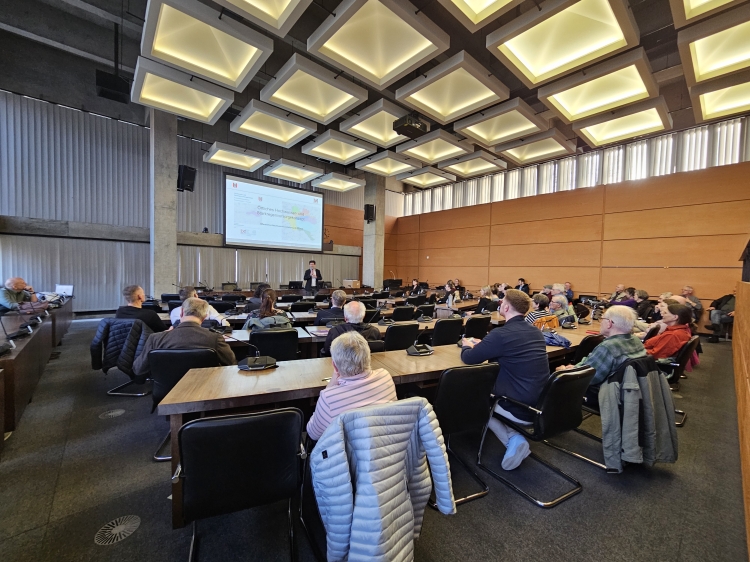 Umweltdezernent Manuel Steinbrenner begrüßte die interessierten Bürgerinnen und Bürger im Großen Ratssaal © Stadt Kaiserslautern