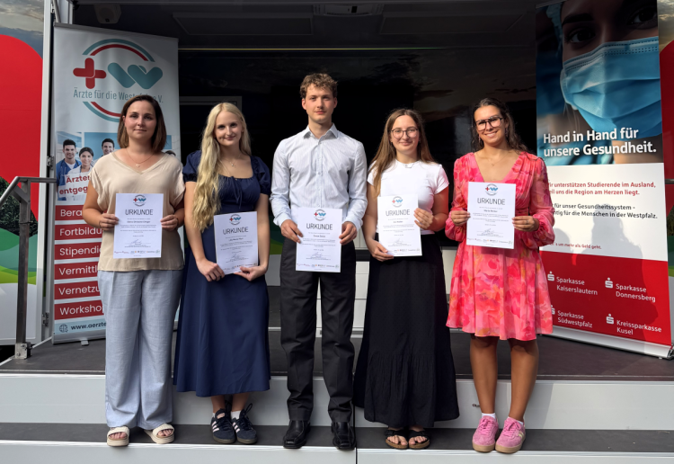 Die neuen Stipendiaten Elena Ohliger, Lilly Pfarr, Simon Zwick, Zoé Nölker und Marla Becker. Es fehlt: Emma Silz. © Ärzte für die Westpfalz