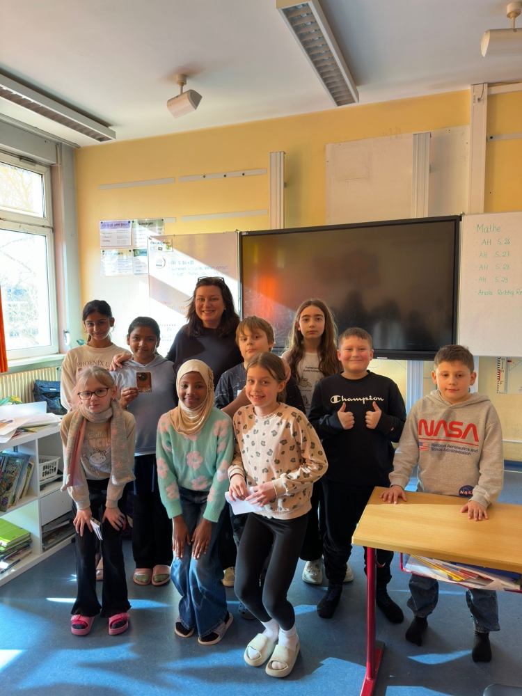 Die jungen Schriftstellerinnen und Schriftsteller der Geschwister-Scholl-Schule mit der Kinderbuchautorin Christina Bacher.  © Bacher