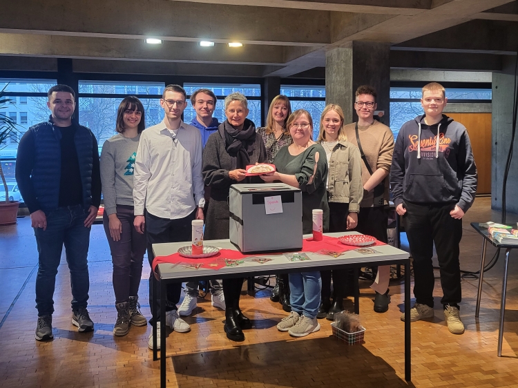 © Stadt Kaiserslautern Auch Oberbürgermeisterin Beate Kimmel unterstützte die Aktion und kaufte eine Waffel am Stand der JAV. © Stadt Kaiserslautern