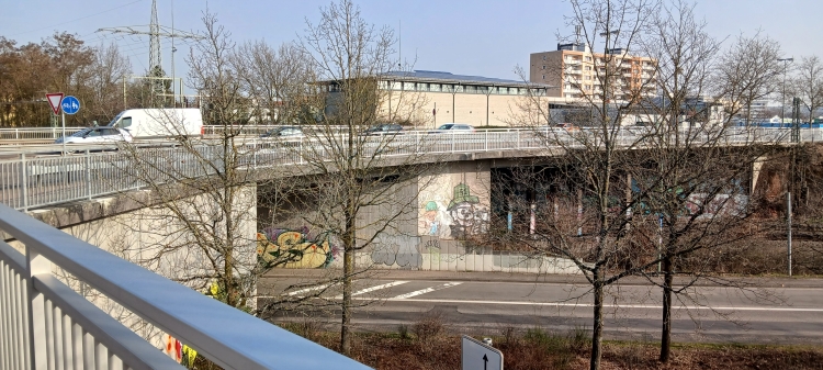 Das neue Geländer an der Brücke der Pariser Straße über die Brandenburger Straße und die Bahnlinie. © Stadt Kaiserslautern