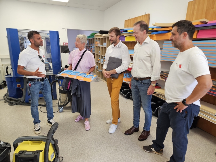 Erhielten beim Unternehmensbesuch in der Pfalz-Orthopädie von Inhaber Fabio Monteleone und Büroleiter Peter Mario Koch Einblicke in die moderne Orthopädieschuhtechnik: Oberbürgermeisterin Beate Kimmel (2.v.l.), WFK-Geschäftsführer Philip Pongratz (2.v.r.) und Roger Bier von der Handwerkskammer der Pfalz (Mitte). © Stadt Kaiserslautern