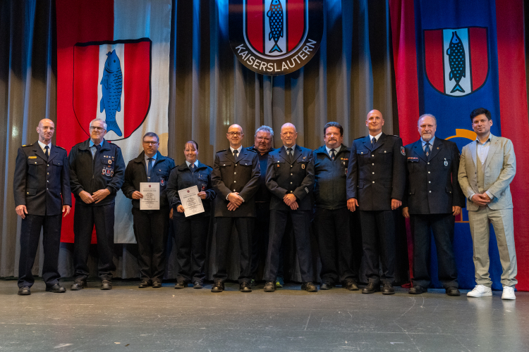 Im Rahmen des Kümmelweckfests wurden einige Feuerwehrleute für ihr jahrzehntelanges Engagement bei der Freiwilligen Feuerwehr geehrt. © Feuerwehr Kaiserslautern