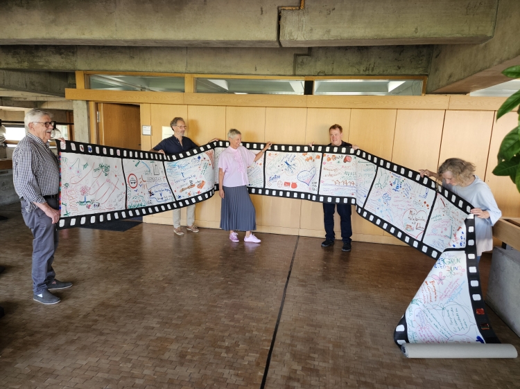 Künstlerwerkgemeinschaft übergibt Filmrolle mit Ideen zur Stadtgestaltung an Oberbürgermeisterin Beate Kimmel. V.l.n.r.: Volker Tinti, Reiner Mährlein, Oberbürgermeisterin Beate Kimmel, Michael Fetzer, Silvia Rudolf. © Stadt Kaiserslautern