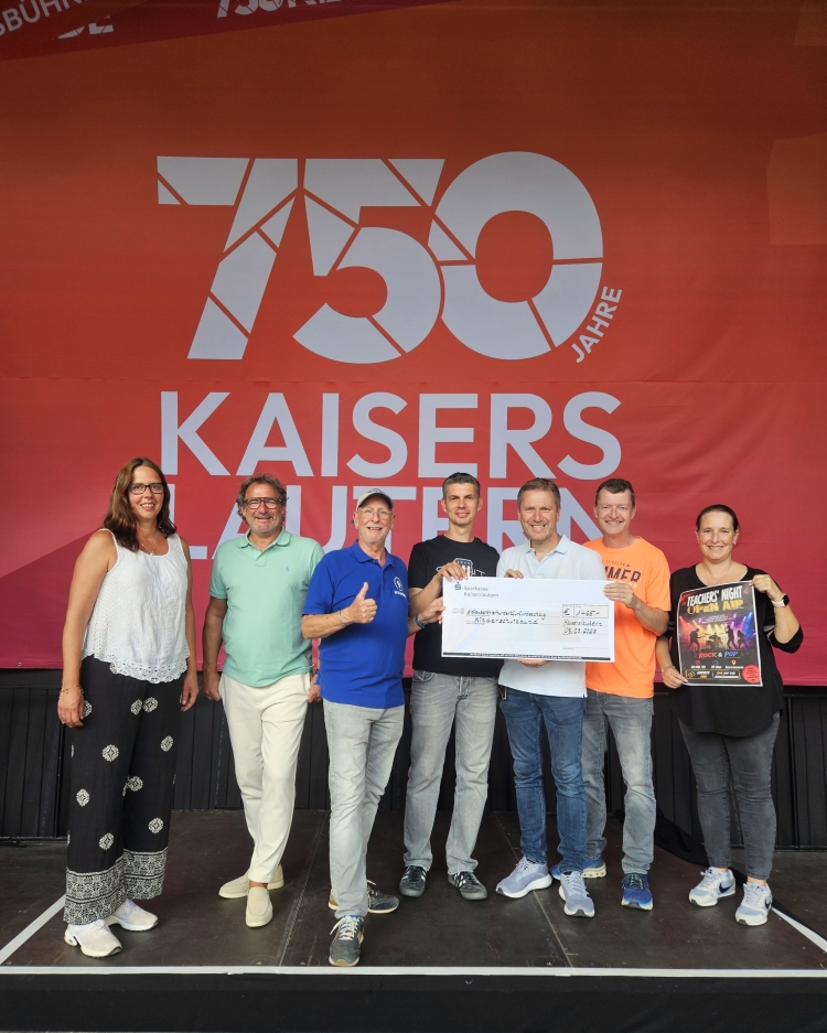 V.l.: Dana Keller vom Citymanagement und Citymanagement-Leiter Alexander Heß freuen sich über die gelungene Aktion. Michael Krauß, Vorstandsmitglied des Kinderschutzbundes, nimmt den Spendenscheck entgegen von Daniel Blass vom HSG, Matthias Kurz vom RBG und Christoph Ohsiek vom ASG. Mit dabei ist Eva Blass, Initiatorin des Gemeinschaftsprojekts Teachers' Night. © Stadt Kaiserslautern