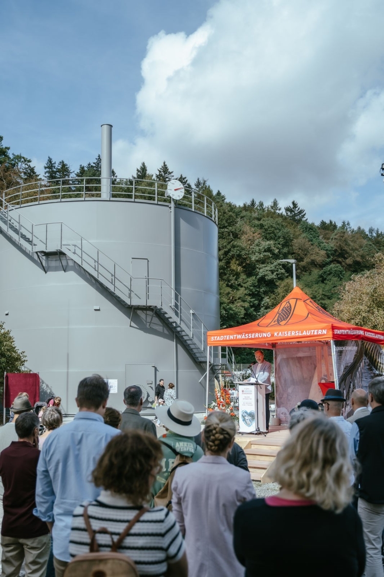 Jörg Zimmermann, Vorstand der Stadtentwässerung, richtete zur Inbetriebnahme feierliche Worte an die Gäste. Im Hintergrund der neue Gasspeicher. © Stadtentwässerung Kaiserslautern AöR