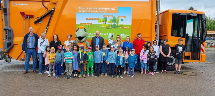 Bürgermeister Manfred Schulz (Mitte) mit den Preisträgerinnen und Preisträgern der Lautrer Kehrwoche. © Stadtbildpflege Kaiserslautern
