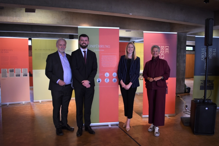 V.r.: Oberbürgermeisterin Beate Kimmel mit Generalkonsulin Anne-Marie Flynn, dem stellvertretenden Generalkonsul Aaron Reen sowie Staatssekretär Prof. Jürgen Hardeck vor der Ausstellung im Rathausfoyer. © Stadt Kaiserslautern