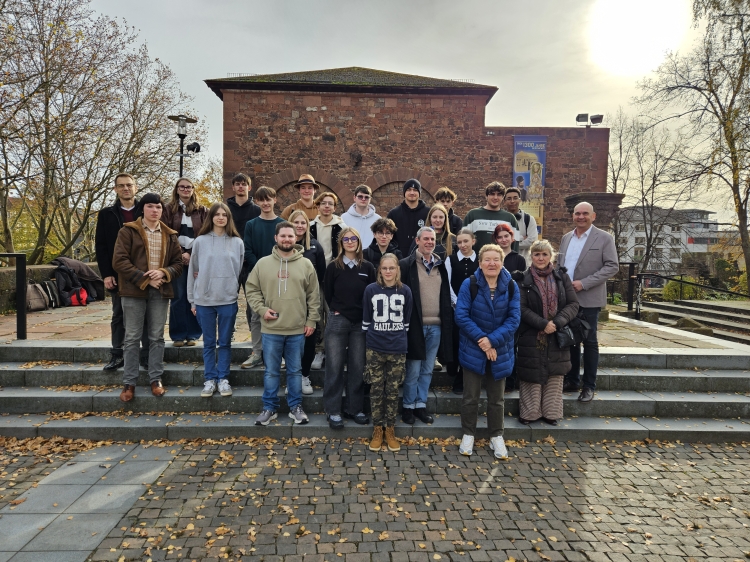 Gruppenbild mit Bürgermeister Manfred Schulz (ganz rechts) auf den Stufen vor dem Casimirschloss. © Stadt Kaiserslautern