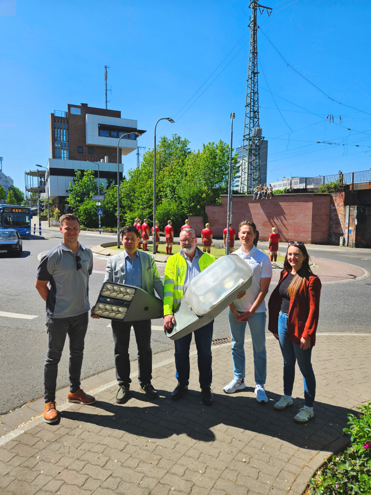 V.l.: Christopher Müller von der Pfalzwerke Netz AG, Beigeordneter Manuel Steinbrenner, Abteilungsleiter Arno Schönau, Florian Merker von der Pfalzwerke Netz AG und Julia Merscher vom Referat Umweltschutz freuen sich über das gelungene Projekt. © Stadt Kaiserslautern