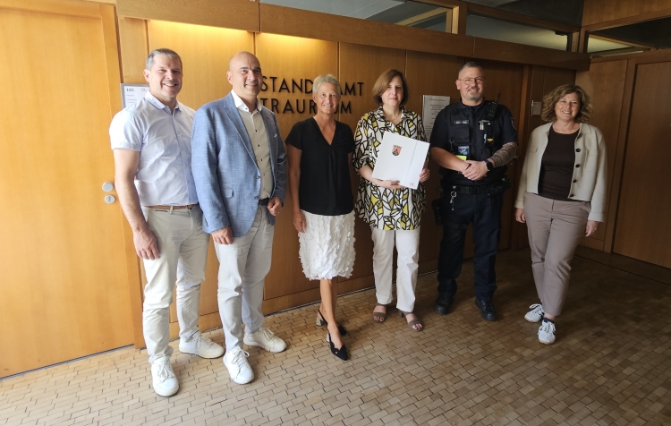 Beate Anefeld im Kreise ihrer Gratulantinnen und Gratulanten Raphael Mader, Manfred Schulz und Beate Kimmel sowie für den Personalrat Michael Braasch und fürs Personalreferat Karin Woll © Stadt Kaiserslautern