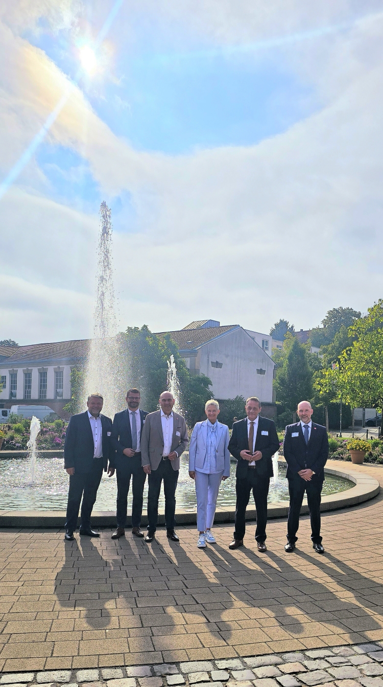Oberbürgermeisterin Beate Kimmel (3.v.r.) und Bürgermeister Manfred Schulz (3.v.l.) begrüßen Innenminister Achim Schwickert (2.v.r.) und Staatssekretär Dirk Herber (2.v.l.) auf dem Gelände der Gartenschau Kaiserslautern. Ebenfalls im Bild: Andreas Adelmann (1.v.r.), Leiter des Referates Migration und Fachkräfteeinwanderung, und MdL Andreas Rahm (1.v.l.). © Stadt Kaiserslautern