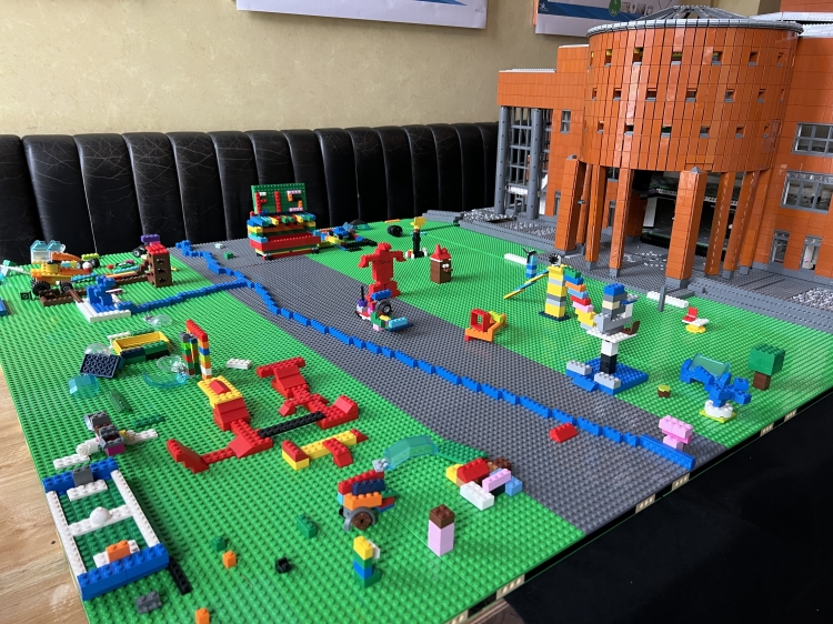 Vor dem beeindruckenden Legomodell des Pfalztheaters konnten alle Gäste ihre eigenen Ideen für den Platz direkt in Steinform verbauen. © herzlich digital