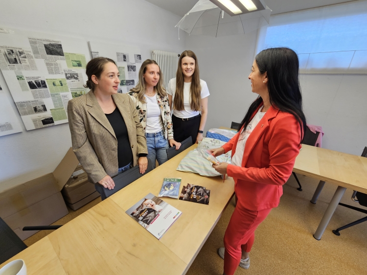 Beim ASZ werden derzeit die Taschen mit den Willkommensgeschenken gepackt. Anja Pfeiffer (rechts) machte sich vor Ort ein Bild. Links Hannah Laufer von der Abteilung Frühe Hilfen der Stadt sowie Kim Jana Frohnhöfer und Frauke Neugebauer vom ASZ. © Stadt Kaiserslautern
