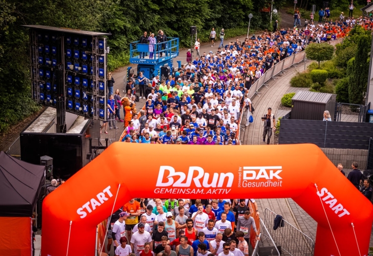 Das Teilnehmerfeld am Start, im Hintergrund Beate Kimmel auf einem Hubsteiger beim Läuten der Startglocke © B2Run