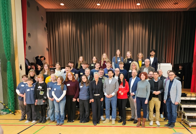 Gruppenbild in der Aula mit dem Stadtvorstand, der Projektgruppe RBGreen, Schulleiter Weber und vielen Unterstützern. © Stadt Kaiserslautern