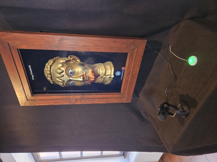 Die kaiserliche KI wartet direkt im Foyer des Museums auf die Fragen der Besucherinnen und Besucher. © Stadt Kaiserslautern