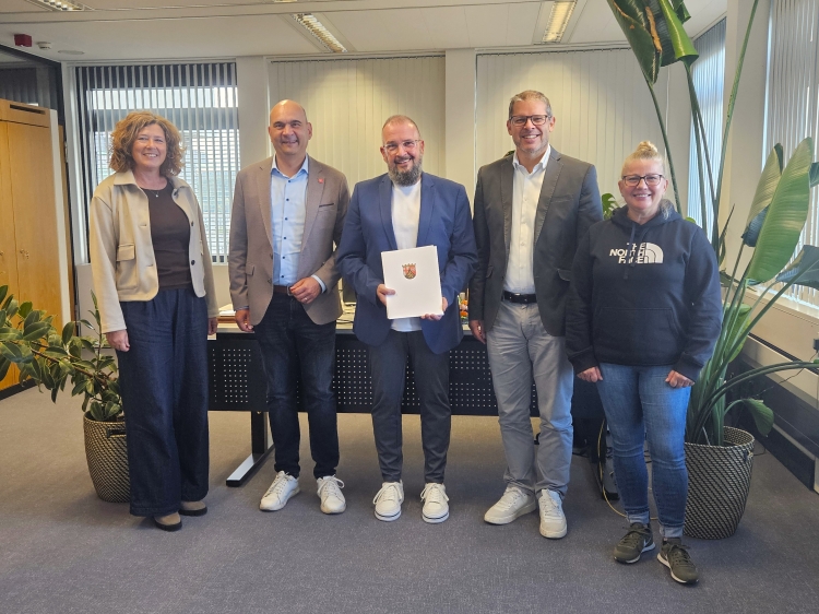 © Stadt Kaiserslautern Jubilar Patrick Bur (Mitte) im Kreise seiner Gratulantinnen und Gratulanten: Karin Woll, Bürgermeister Manfred Schulz (v.l.), Carmen Markx und Raphael Mader (v.r.). © Stadt Kaiserslautern