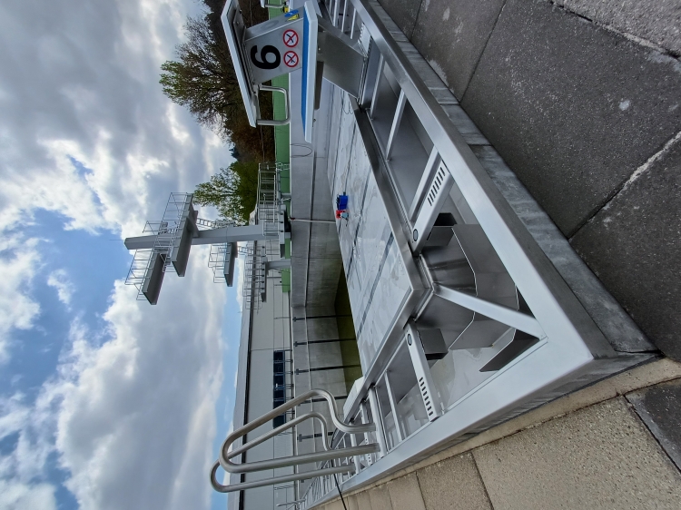 © Stadt Kaiserslautern Das neue Edelstahl-Springerbecken im Warmfreibad während der Reinigung am 14. April © Stadt Kaiserslautern