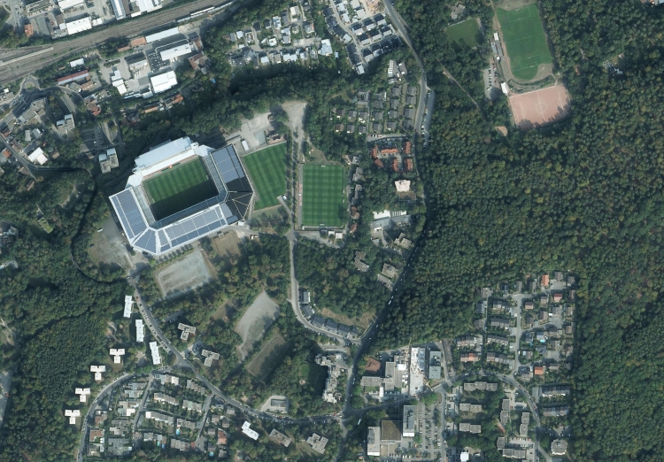 Ein Luftbild des Stadions und des Areals südlich und westlich davon. © Geobasisinformationen der Vermessungs- und Katasterverwaltung Rheinland-Pfalz